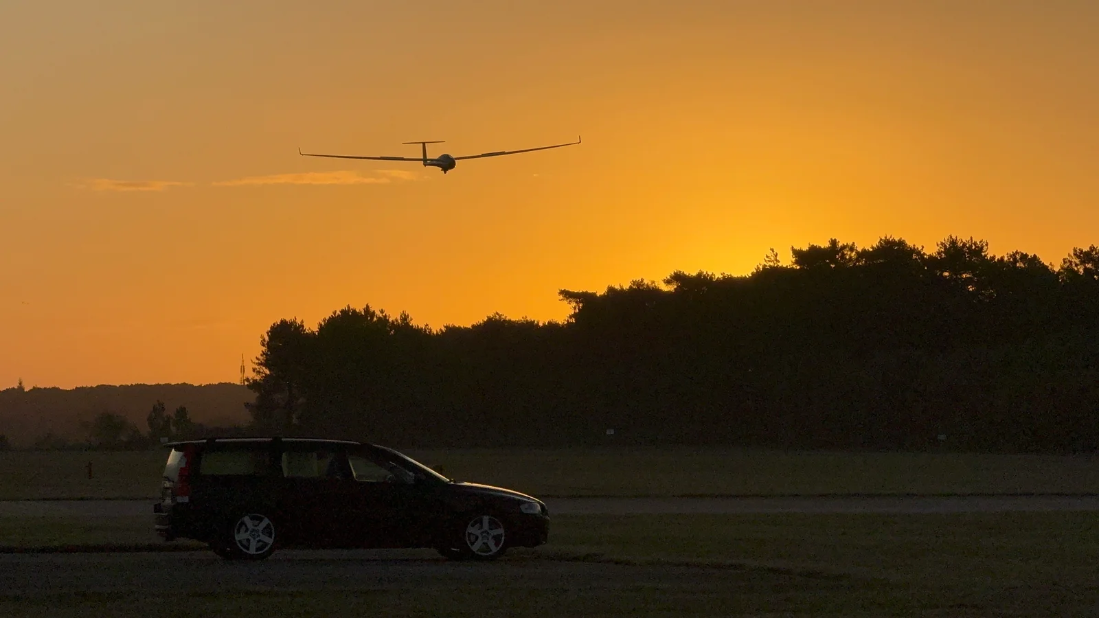 Zweefvliegtuig bij zonsopgang