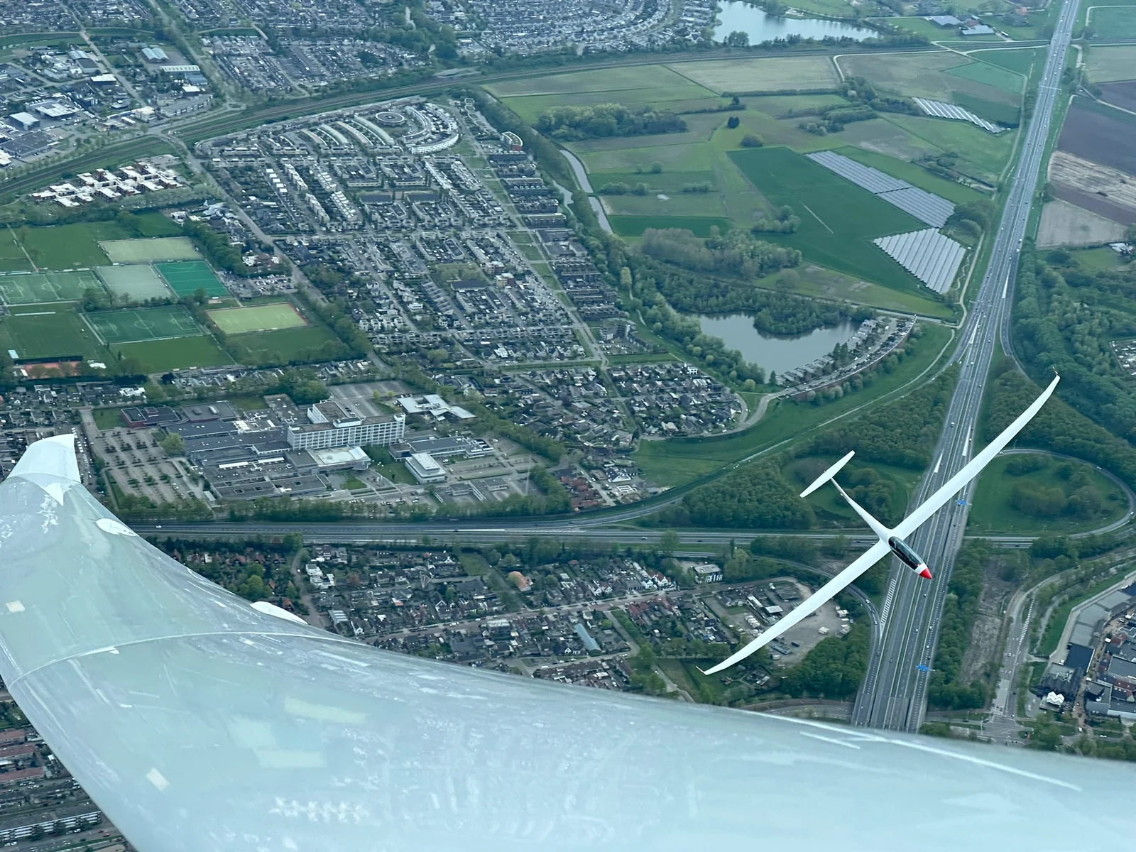 Zweefvliegtuig in het zonlicht