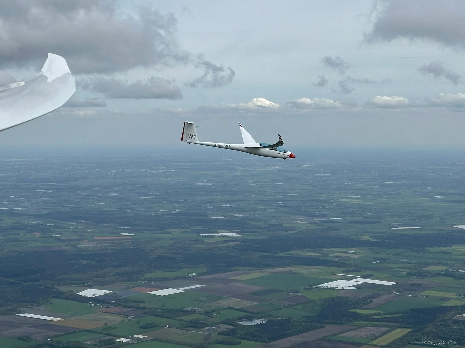 Zweefvliegtuig boven het landschap