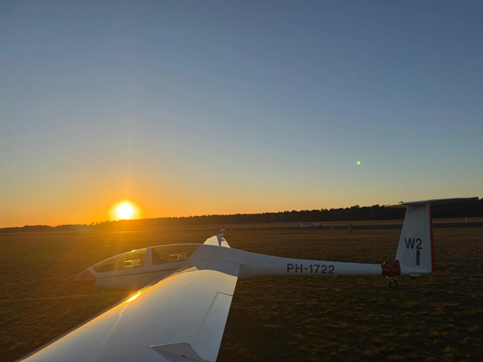 Zweefvliegtuig bij zonsondergang